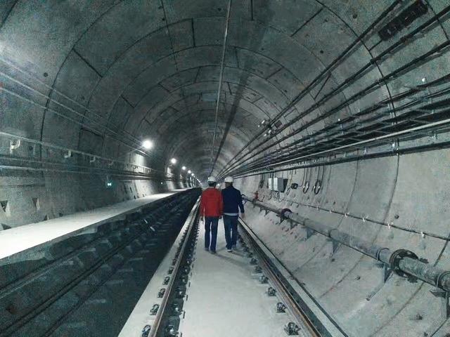 你不曾见过的地铁隧道抗风压门施工实拍，一下带出厚重工业感